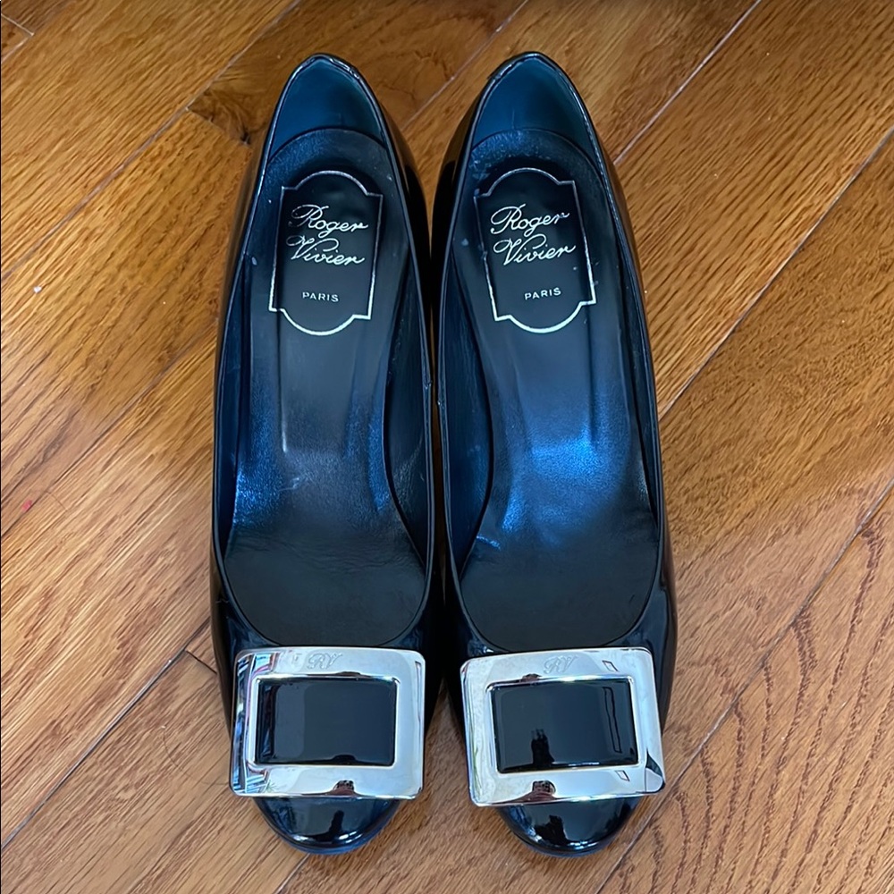 Roger Vivier black patent pumps kitten heels with classic silver square buckle